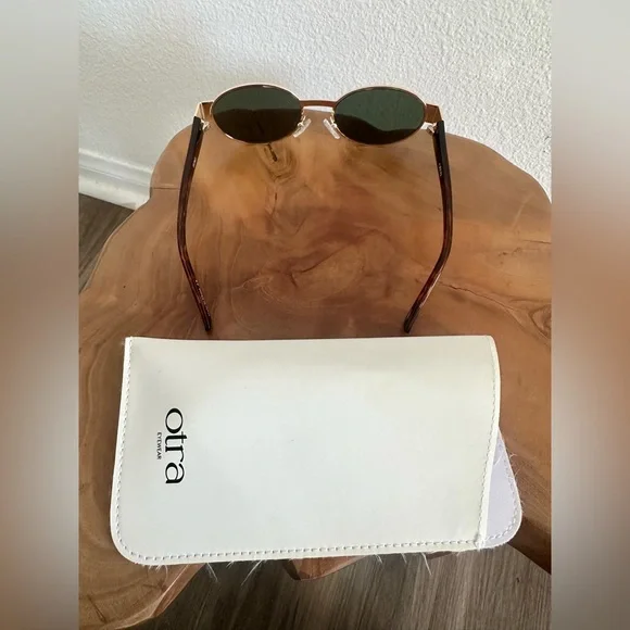 Chic Otra “Echo” Gold and Black Sunglasses - Picture 10 of 13